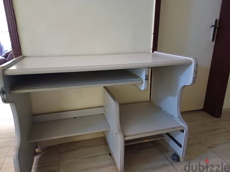 Desktop table with shelves 1