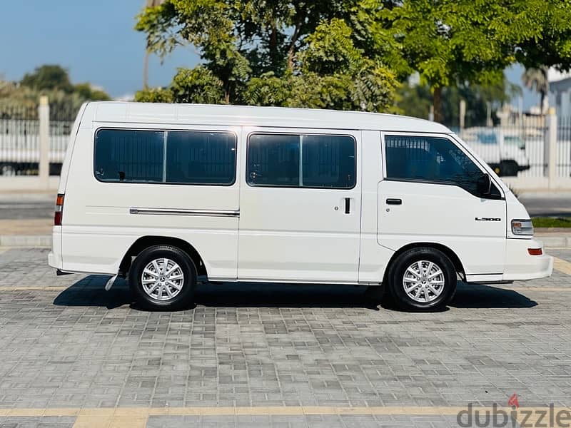 Mitsubishi Van 2010 Model/12 seater/for sale 4