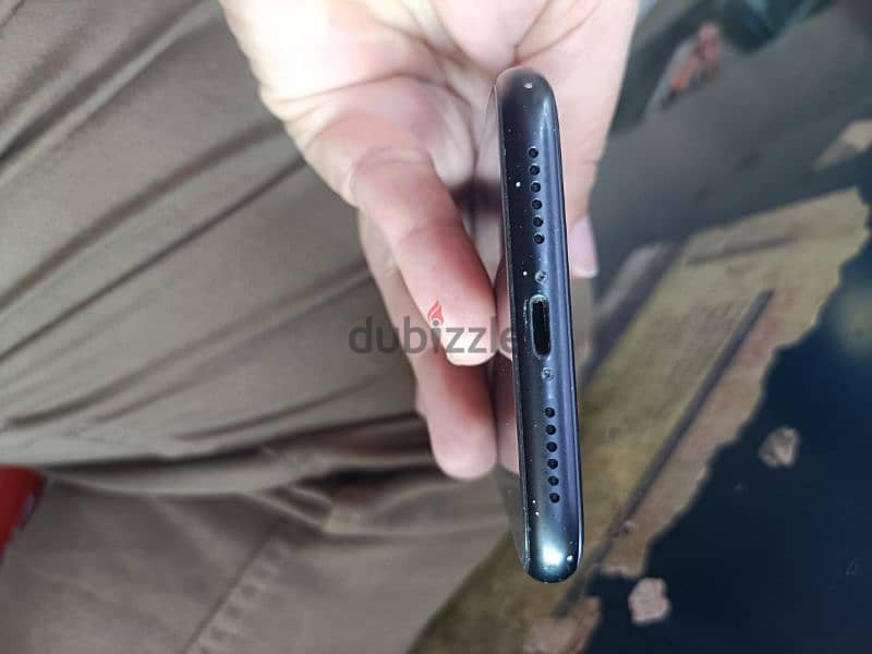 iPhone XR black colour. 128 GB storage. 3