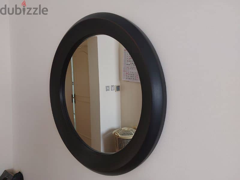 Round Mirror in PERFECT CONDITION 2