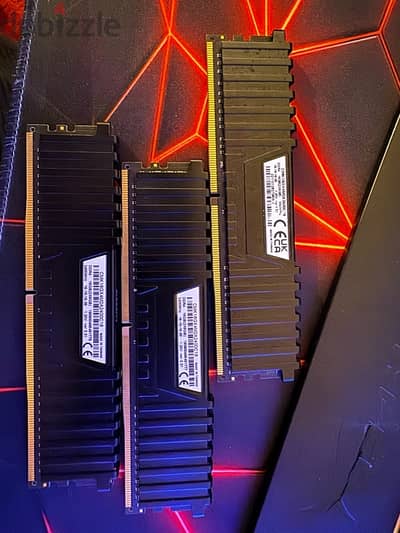 للبيع رامات كورسير ddr4 حجم 24 gb