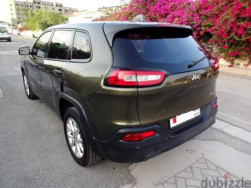 Jeep Cherokee 2015, 106000 Kms, GCC Specs, Metallic Green, 0 Accident 3