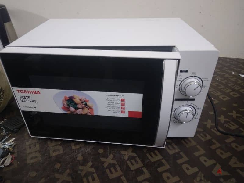 TOSHIBA 20LITRE MICROWAVE 2