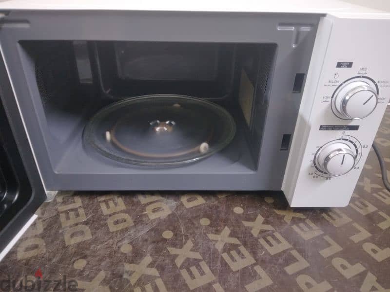 TOSHIBA 20LITRE MICROWAVE 3