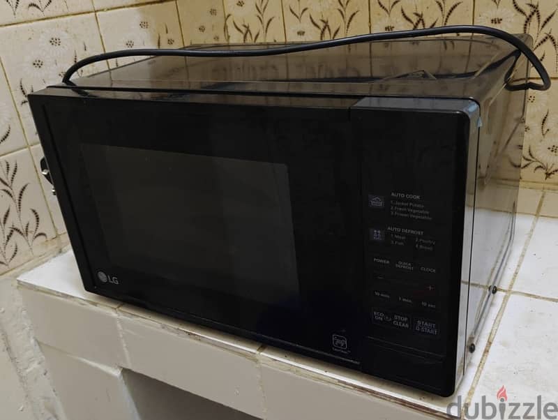 LG Microwave Oven Black + Decker Air fryer. Excellent condition 1