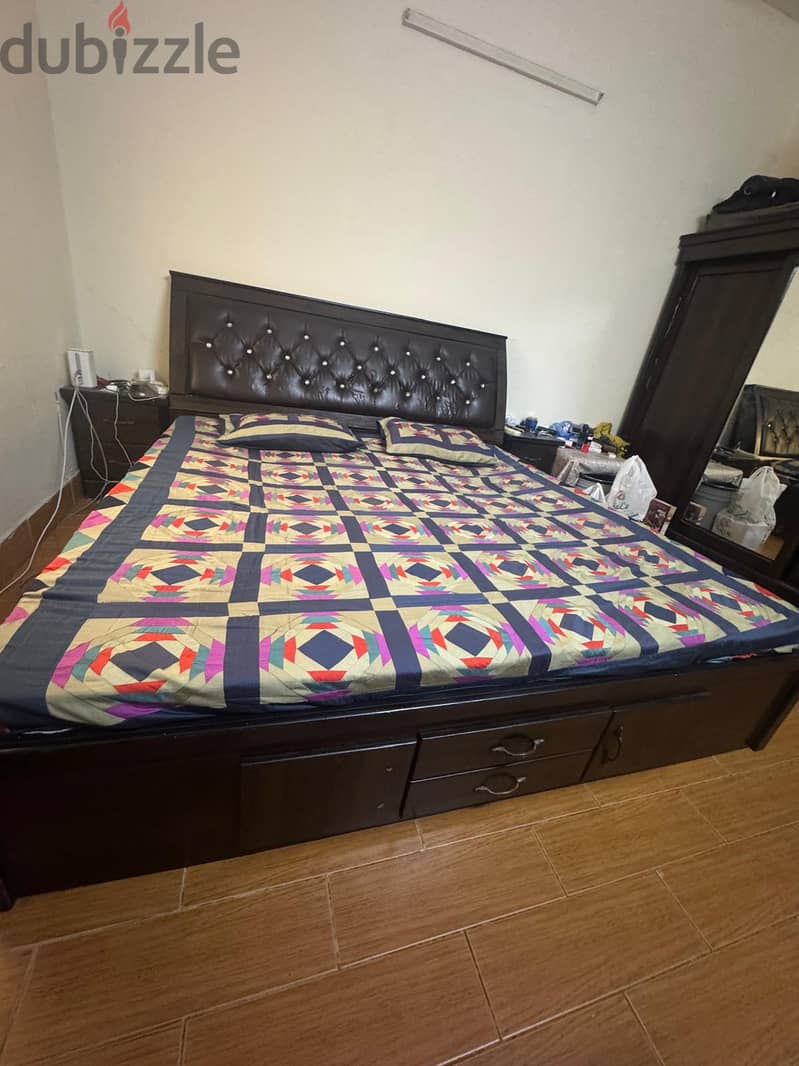 King size 5 piece Wooden bed set 3