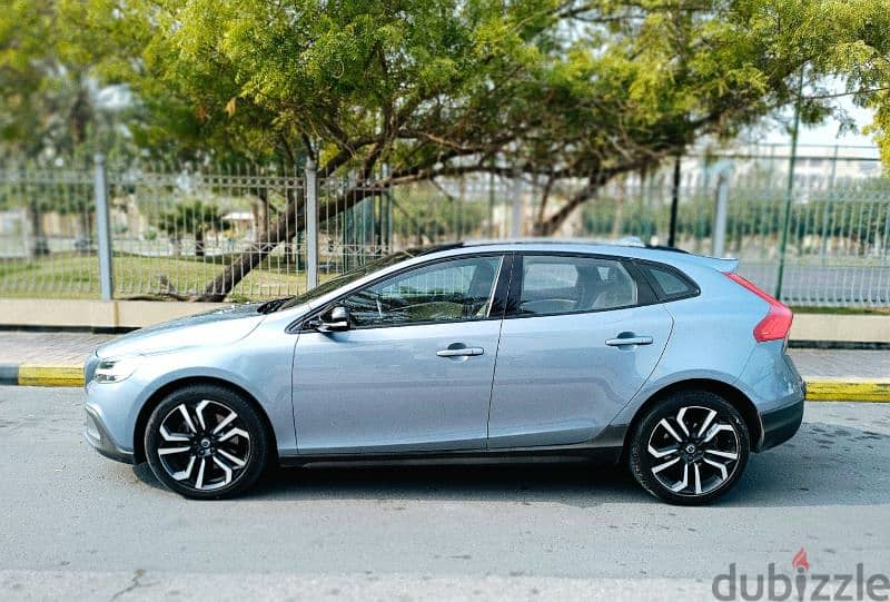 Volvo V40 2019 2.0T Full Option Hatchback Crossover in Excellent 3