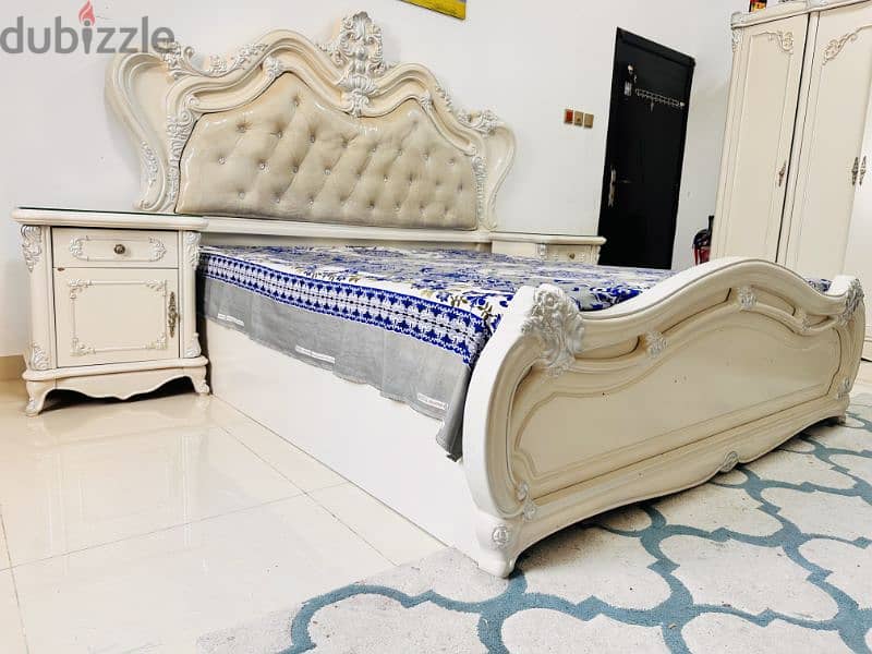 Elegant luxury Queen-Size Bedroom Set for Sale 0