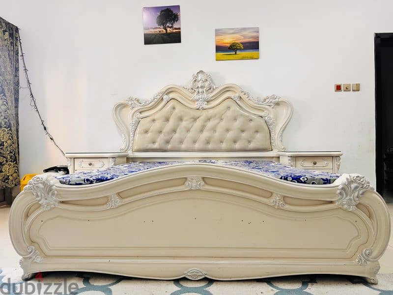 Elegant luxury Queen-Size Bedroom Set for Sale 1