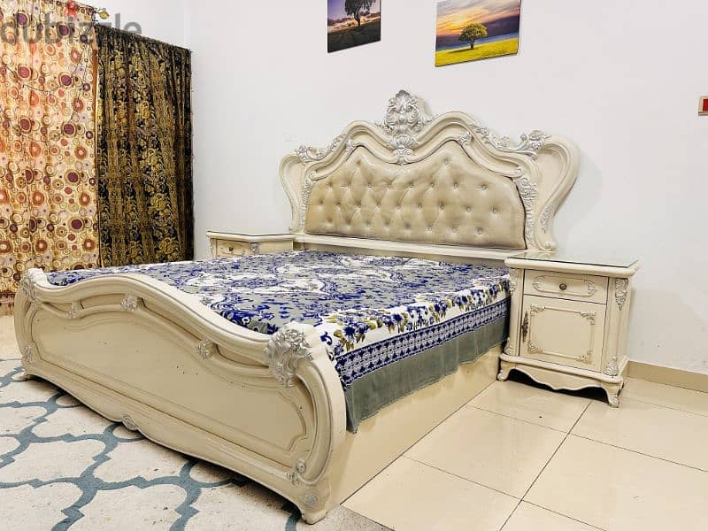 Elegant luxury Queen-Size Bedroom Set for Sale 2