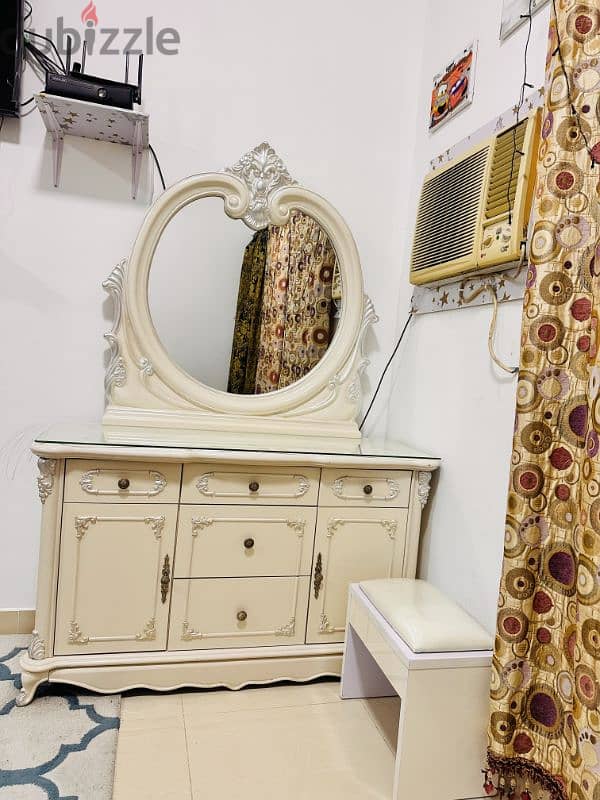 Elegant luxury Queen-Size Bedroom Set for Sale 3