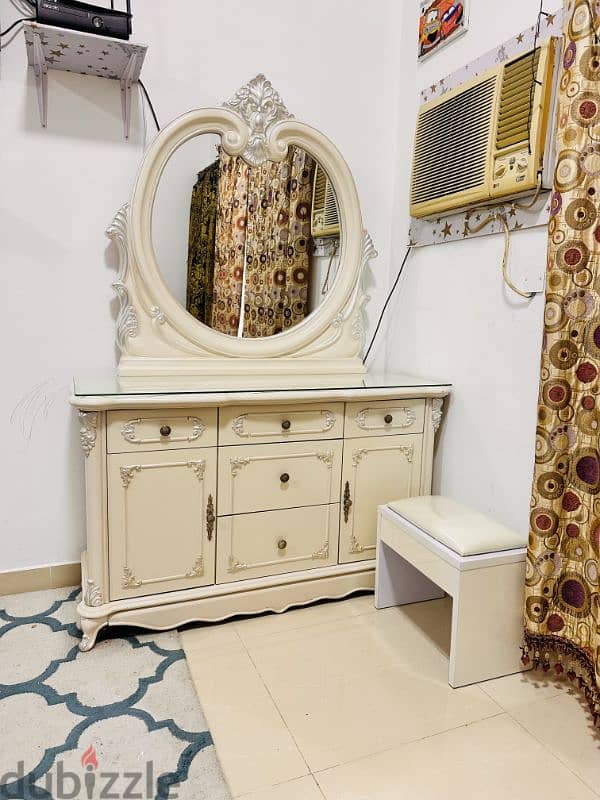 Elegant luxury Queen-Size Bedroom Set for Sale 4