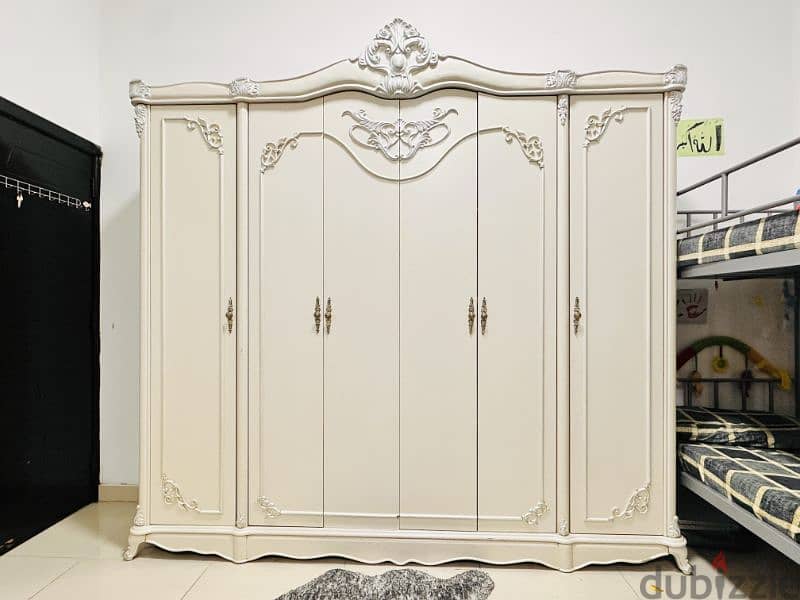 Elegant luxury Queen-Size Bedroom Set for Sale 6