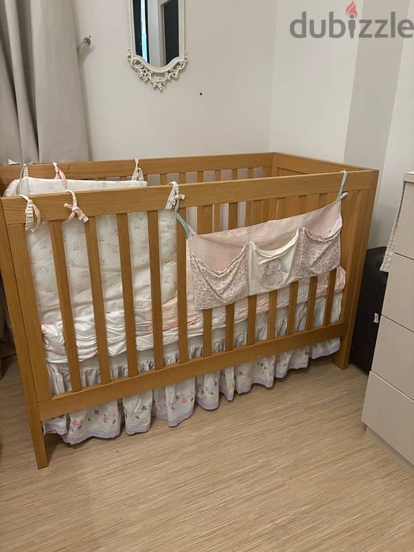 excellent condition crib bedding 3