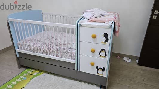 Swining Baby bed/cot with drawers