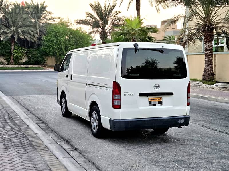 Toyota Hiace Crago-2016 5