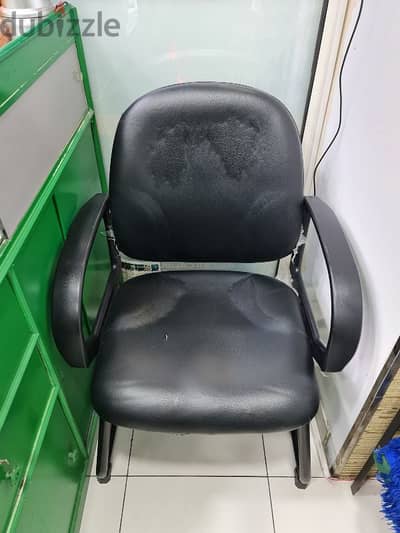 Chair in good condition Pickup gudaibiya 10 BD call WhatsApp 33435424