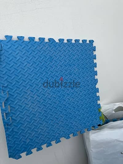 20 pieces of this blue floor cover