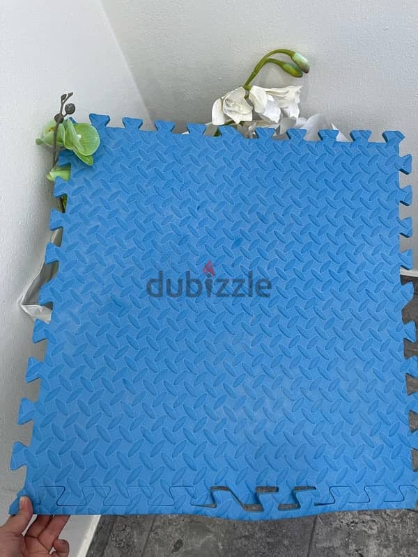 20 pieces of this blue floor cover 1