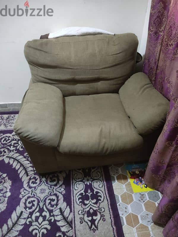 good condition sofa 0