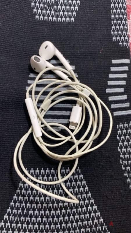 iPhone headphones 0