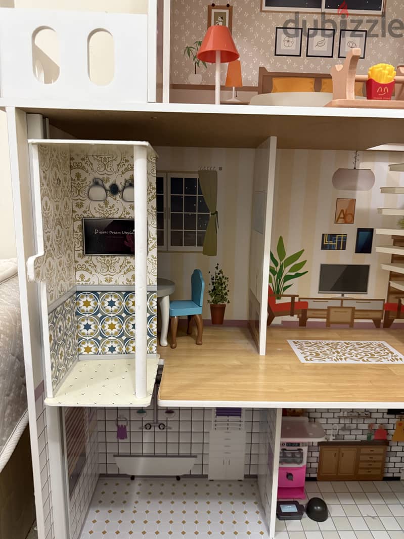 DOLL HOUSE WITH WOODEN FURNITURE AND ALL ACCESSORIES . 2