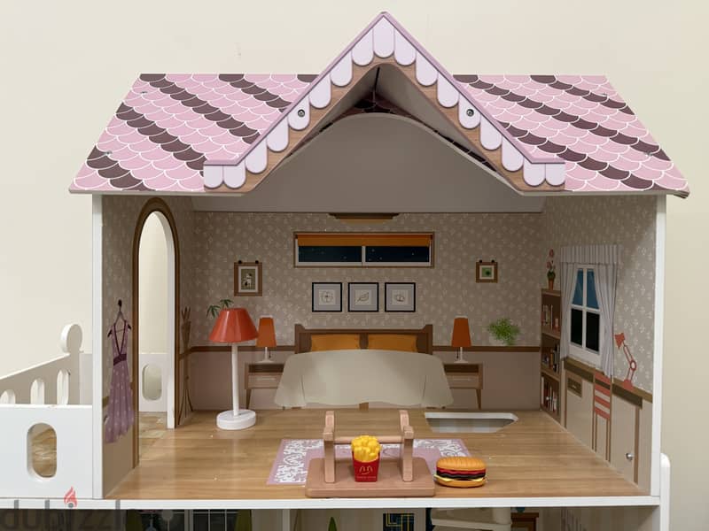 DOLL HOUSE WITH WOODEN FURNITURE AND ALL ACCESSORIES . 3