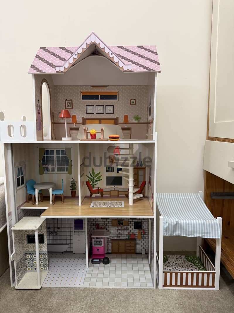 DOLL HOUSE WITH WOODEN FURNITURE AND ALL ACCESSORIES . 7