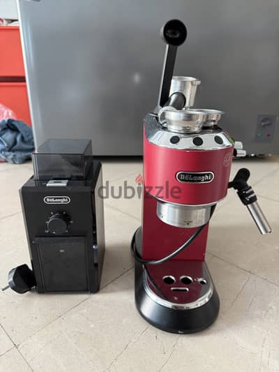 Coffee machine with grinder