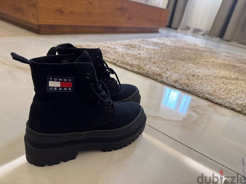 black boots Tommy Hifiger 2