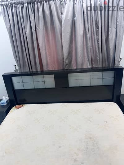 200x200 Super King size bed.