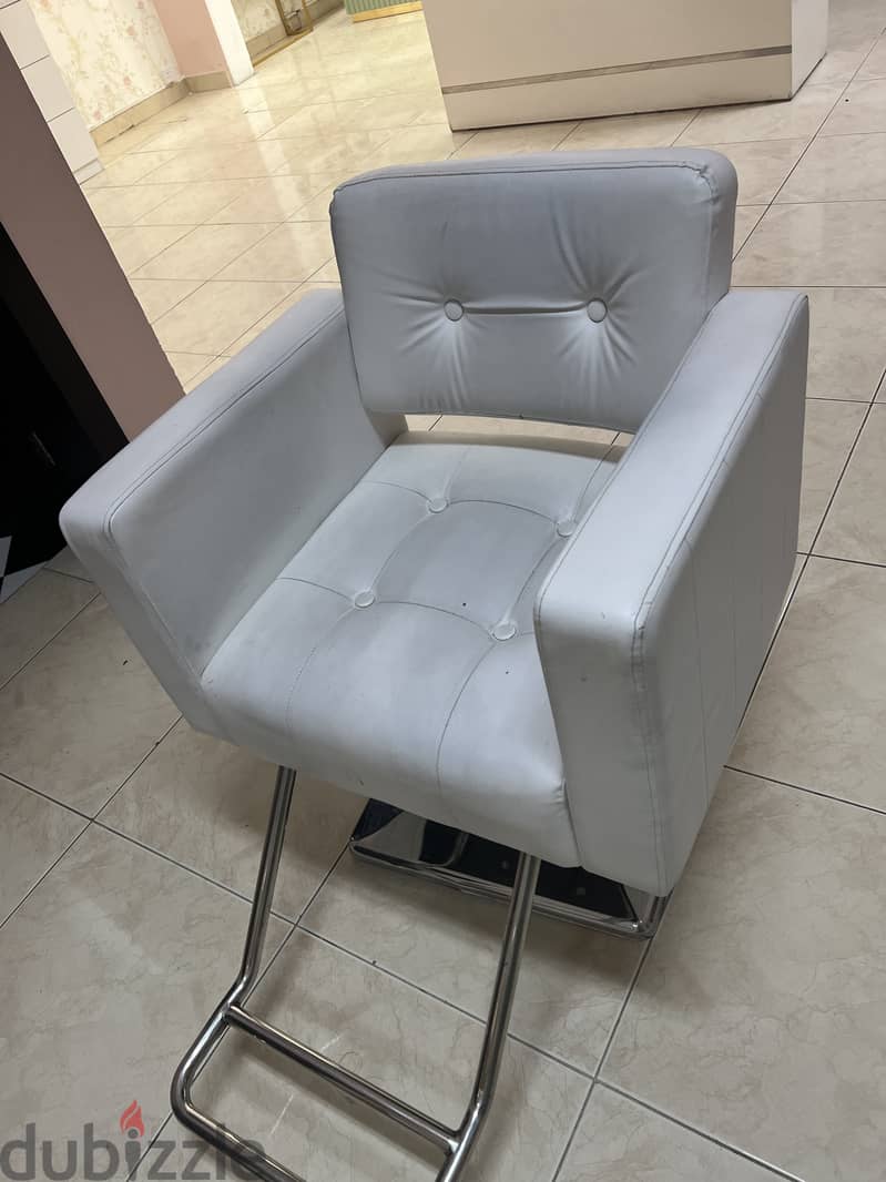 Ladies salon for sale in riffa with furniture with whole saloon withou 1