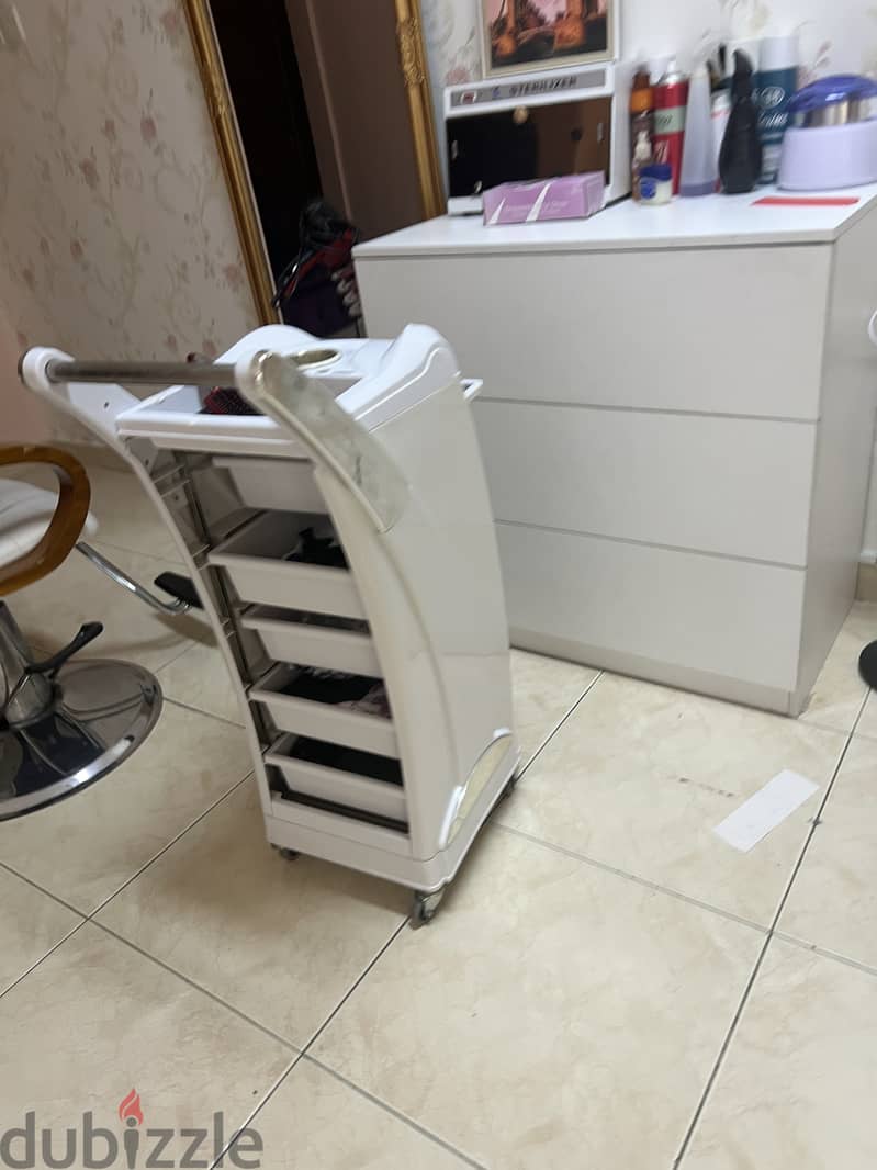 Ladies salon for sale in riffa with furniture with whole saloon withou 5