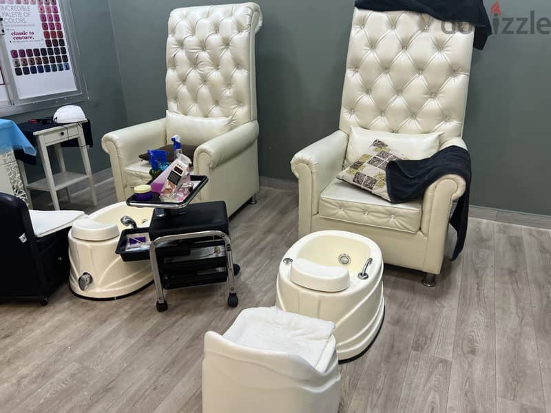 Ladies salon for sale in riffa with furniture with whole saloon withou 7