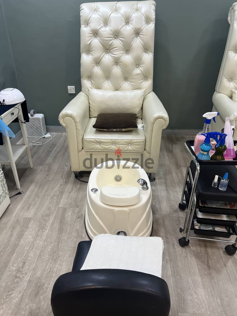 Ladies salon for sale in riffa with furniture with whole saloon withou 8