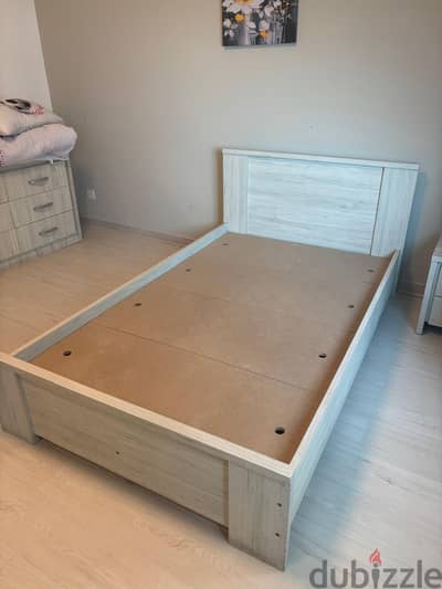 Large Bedroom Bed (Very Good Condition) 120cm x 200cm - سرير غرفة نوم