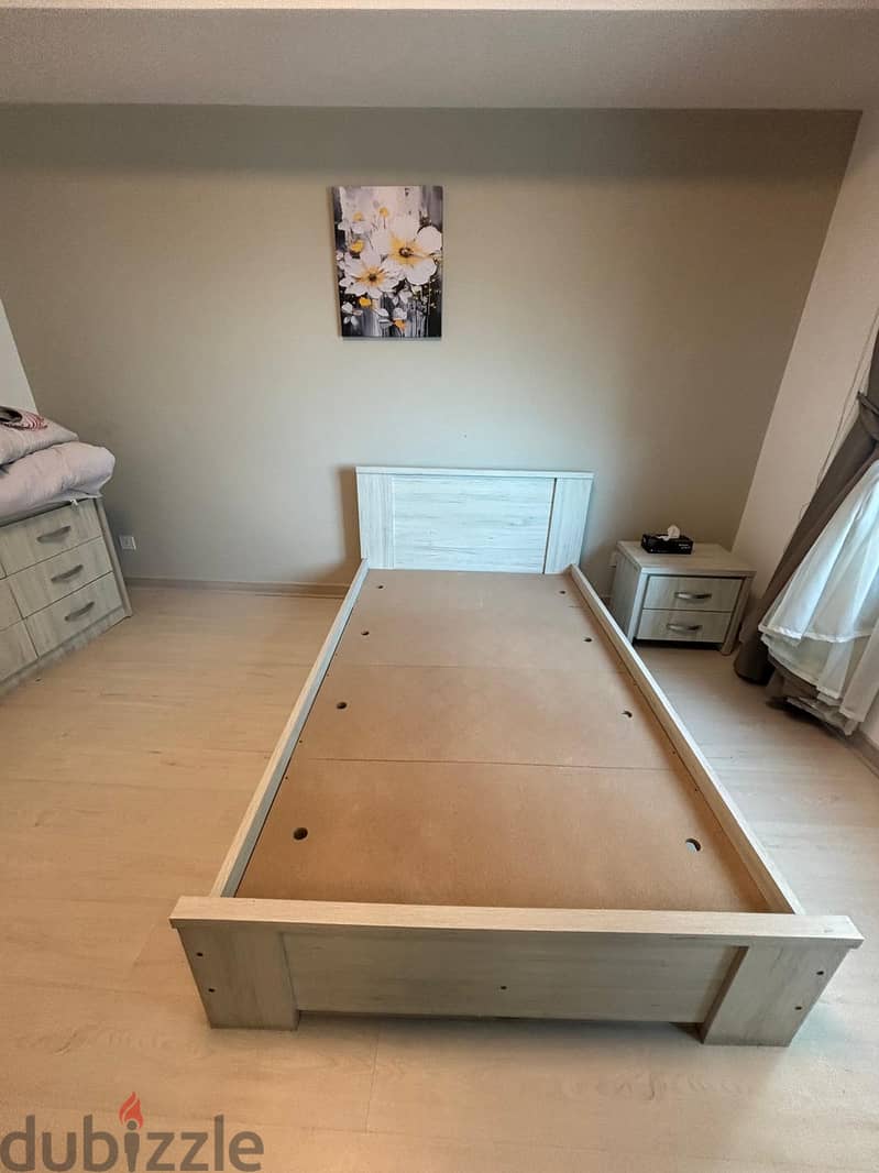 Large Bedroom Bed (Very Good Condition) 120cm x 200cm - سرير غرفة نوم 1