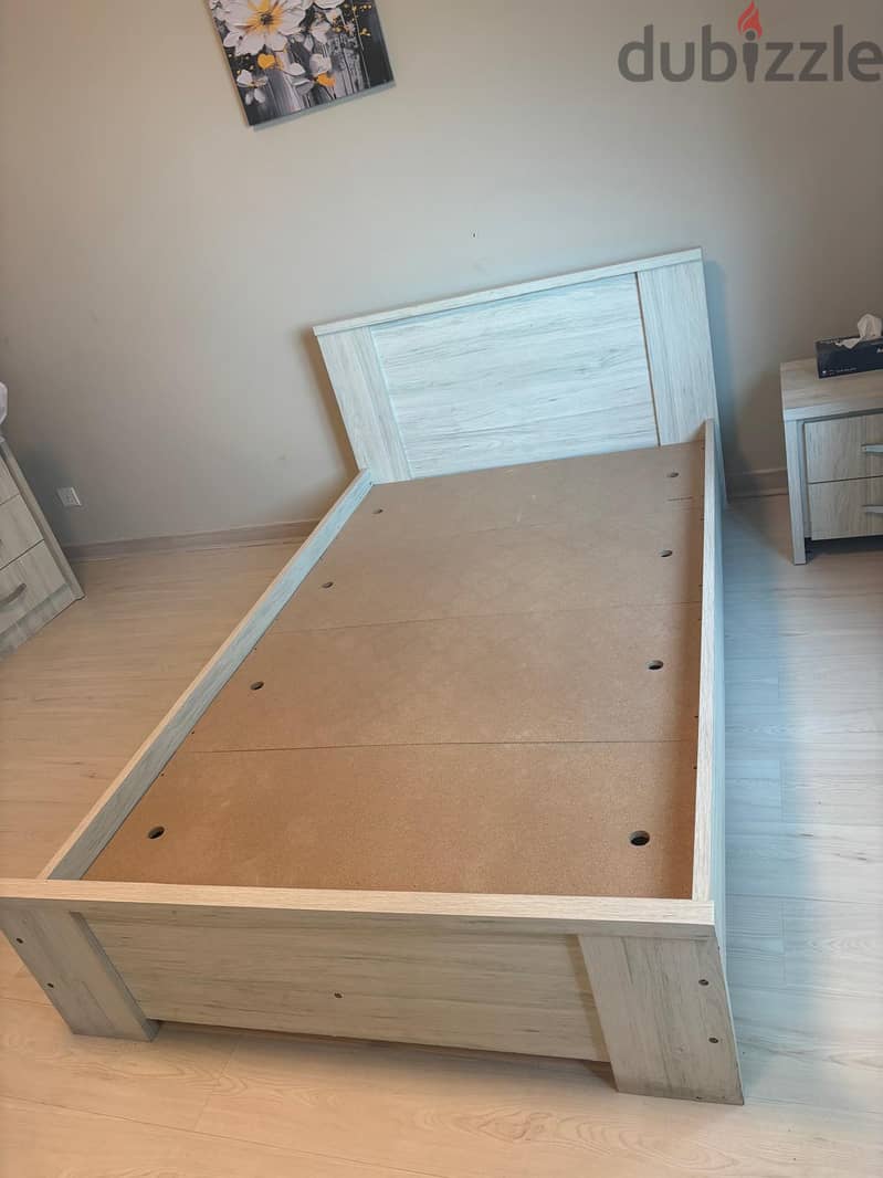 Large Bedroom Bed (Very Good Condition) 120cm x 200cm - سرير غرفة نوم 2