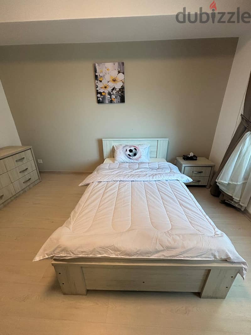 Large Bedroom Bed (Very Good Condition) 120cm x 200cm - سرير غرفة نوم 3