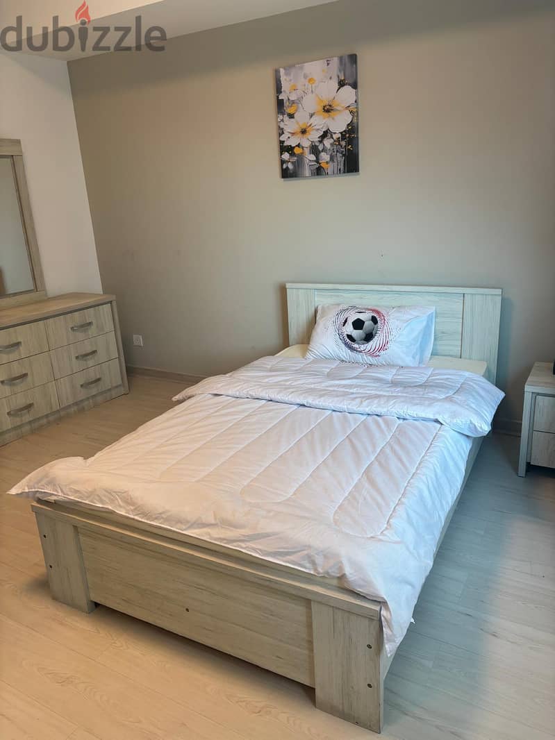 Large Bedroom Bed (Very Good Condition) 120cm x 200cm - سرير غرفة نوم 4