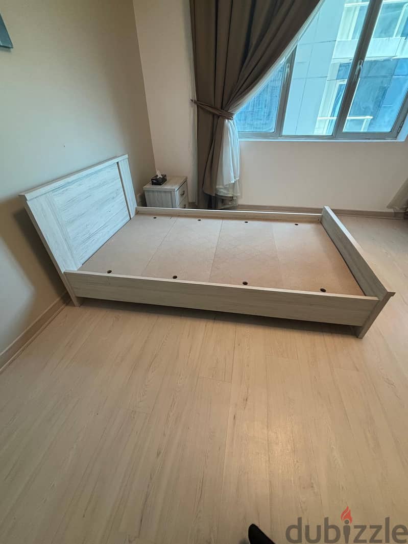 Large Bedroom Bed (Very Good Condition) 120cm x 200cm - سرير غرفة نوم 5