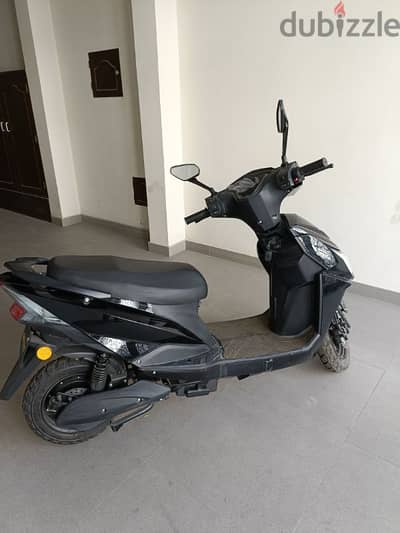 Brand new electric scooter with helmet,charging cable and extension