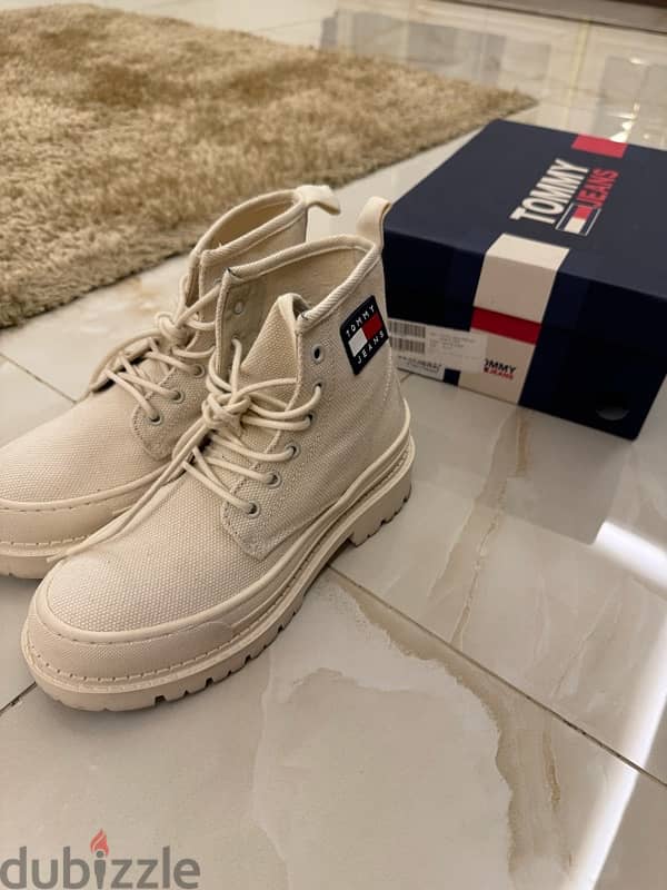 Tommy Hilfiger white boots ( original) 2