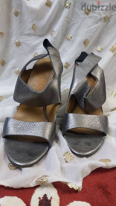 KORS MICHEAL KORS SOFT LEATHER METALLIC GREY SIZE 8 1/2 M