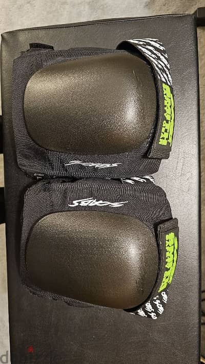 smith scabs knee pads - unused