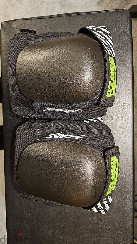 smith scabs knee pads - unused 0