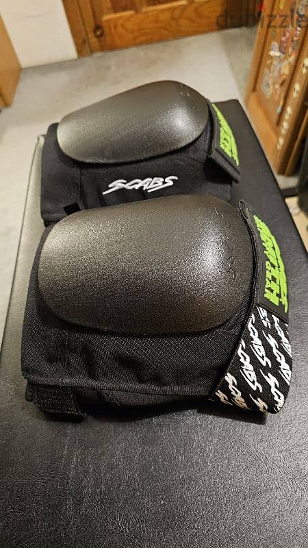 smith scabs knee pads - unused 1