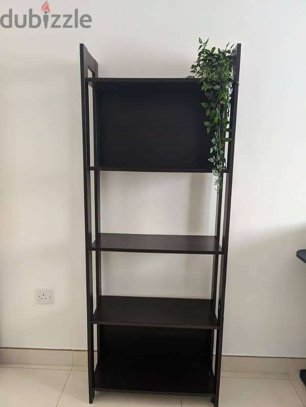 Wooden bookshelf unit 0