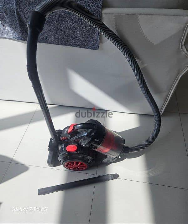 Black & Decker 1600W Cyclonic Vaccum Cleaner. (Bagless) 2