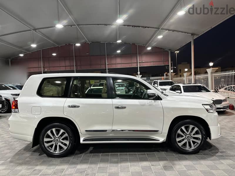 Toyota Land Cruiser 2018 GXR V8 12